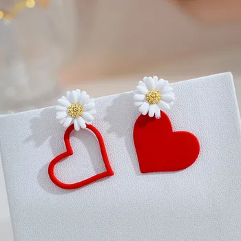 Милые маленькие серьги-гвоздики с цветком маргаритки для женщин Красного белого цвета, Асимметричные серьги с сердечком, вечерние Свадебные украшения, подарки