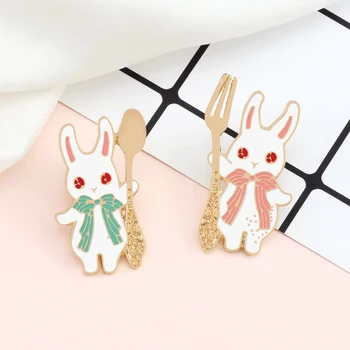 Брошь Red Eye Rabbit Defender, креативная металлическая ложка-вилка в виде кролика, эмалированная булавка, Милая сумка, забавный значок для детей, ювелирные подарки для девочек